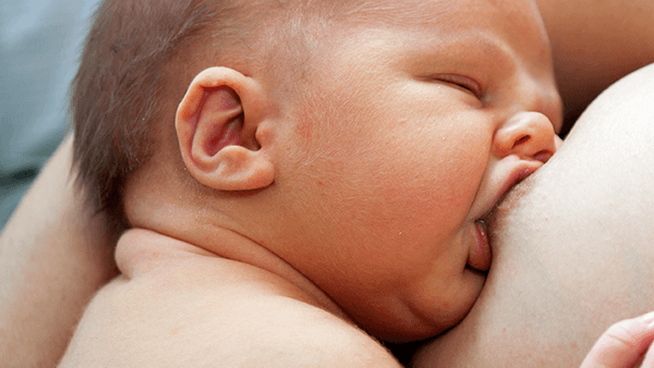 Amener le bébé à prendre le sein