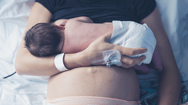 De allereerste keer borstvoeding