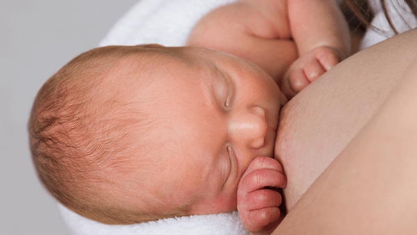 De eerste dagen borstvoeding geven