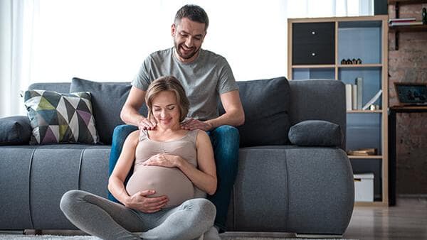 Anna raskaana olevalle kumppanillesi hieronta