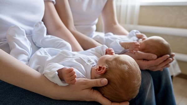 Overlevelsesguide for nybakte tvillingforeldre