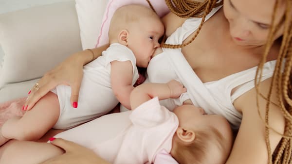 One at a time or both at once? Five pieces of good advice if you want to breastfeed your twins