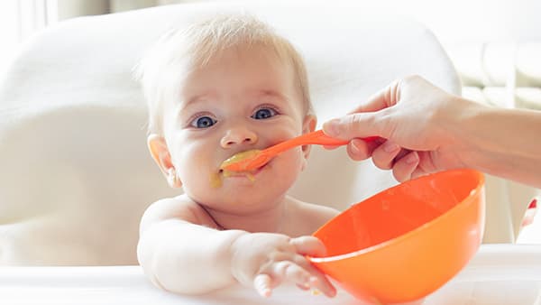 Bitar i maten – så underlättar du för bebisen