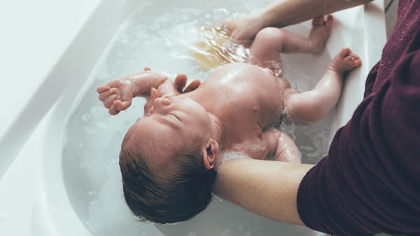 Donner un bain à bébé pour la première fois