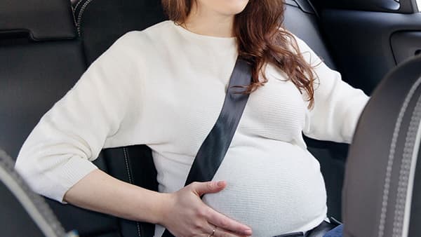 Slik skal bilbeltet sitte når du er gravid